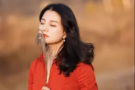 五十岁的女士拍照眼神可看哪？推荐6个技巧，经典好看，拍照优雅图片