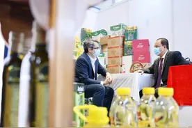 一张地毯，是一个阿富汗家庭8个月以上的收入图片