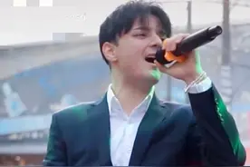 童星阿尔法现身商演，唱的青筋突起超卖力，网友：求假发链接图片