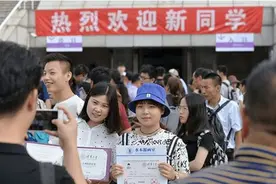 “叙利亚风”宿舍出圈，学生看完想连夜回家：“新概念”上床下桌图片