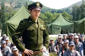 父亲到军营探望儿子，结果被门卫拦截下来，并且说里面没有他儿子图片