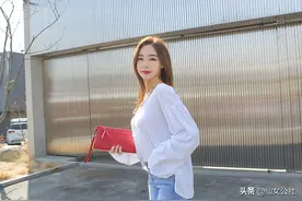 金惠美， 身着V领蕾丝边绑带白色衬衫，如清风过境！图片