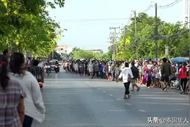 泰国算命大师疫期为民发钱抗疫，1小时不到就领空...图片