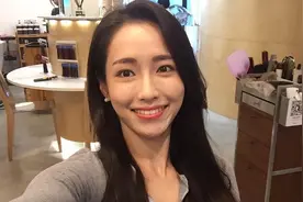 小说：她突然抱紧我图片
