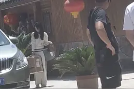 赵丽颖中餐厅忙不停，运动装身材纤瘦，拎大箱子不费力似周翡上身图片