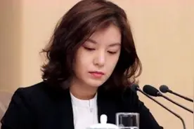 美女翻译红遍全网：16分钟一气呵成，同桌：没上清北学霸有点冷图片