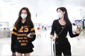 宋妍霏孟子义机场合体，两人穿得够潮流，这大长腿真是实力抢镜图片