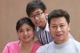 胡亚捷与妻子离婚大战，经历3次战败，却收获“战利品”，今如何图片