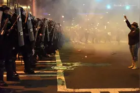 美国又乱了！西部重要城市发生暴乱，政府大楼被黑人暴徒“攻占”图片