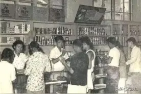50年代一名商店会计，被突然逮捕，妻子不信：丈夫是特务？图片