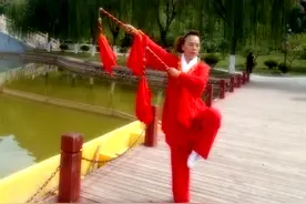 天水公园武校校长李惠霞在甘谷大像山表演武术双节棍图片