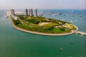 俯瞰三亚典型的地标建筑，南海观音、凤凰岛贝壳酒店、大树酒店图片