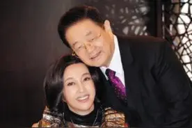 她是春晚第一个主持人，一生嫁了5个男人，曾与奥巴马握过手图片