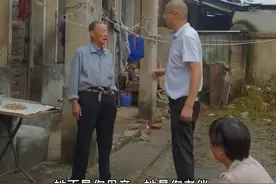 安徽一父亲老年痴呆错把老伴当妈和儿子争母亲：笑着笑着就哭了图片