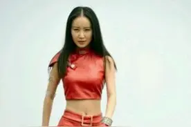 《魔幻手机》舒畅剧照，美腿在皮裤、皮靴的修饰下太靓了图片