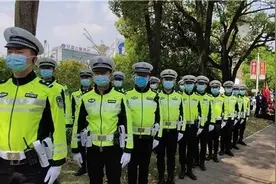 致敬！以警察的最高礼仪迎接英雄回家图片