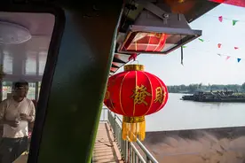 长江上很多大船在这里制造，一艘大船承载一个家庭，船民跟班造船图片