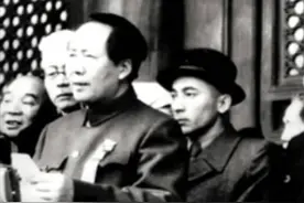 1949年开国大典上，站在毛主席身后的年轻人赛福鼎，后来怎样了？图片