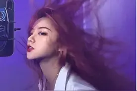 抖音亲闺女刀小刀，抖音粉丝千万，直播一秒破功图片