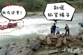 河水暴涨，十堰一辆卡车过桥被冲入河中！车上一人被救图片