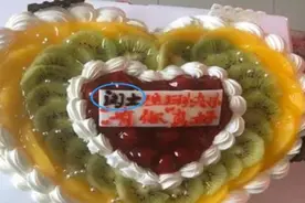 “不走心爸爸”火了，送女儿蛋糕刻错关键字，女儿：没文化真尴尬图片
