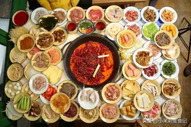 吃火锅，服务员问你要不要收盘子，其实是暗示你，这样回答不尴尬图片