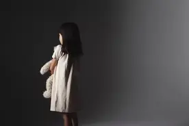 “人为什么要活着？”杭州13岁女孩拉起衣袖，触目惊心！妈妈却恼怒：她就是装的图片