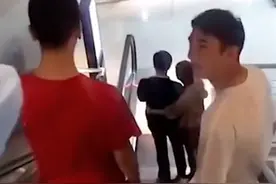 王思聪与男友人逛街被偶遇，当众模仿情侣拥抱，网友：太小鸟依人图片