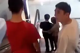 王思聪与男友人逛街被偶遇，当众模仿情侣拥抱，网友：太小鸟依人图片