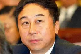 春晚常青树，47岁被保姆索要50万分手费，冯巩媳妇的做法让人敬佩图片