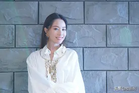 素颜邓丽欣穿Lace睡衣晒琴技　盼能上台自弹自唱表演图片