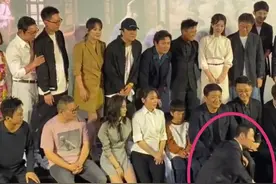 拍大合影没李晨位置？邓超高情商帮他解围，还扮成了杨紫小迷弟图片