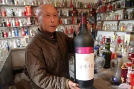 8旬老人8年藏酒瓶过万个，他说想买你掏不起价，看都是些啥图片