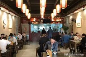 西安这碗面比脸盘子还大，每天都人山人海，客人却很不满意图片