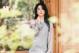 “仙子”真的叫对了！56岁俞飞鸿穿薄纱裙拍画报，形象造型大突破图片