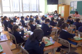 迷惑操作！日本中小学因疫情再停课，官方：在家上网课但午饭得来学校吃图片