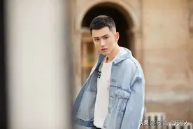 张哲瀚直播一小时报价百万，高于郑爽的208万日薪，钱太好赚图片