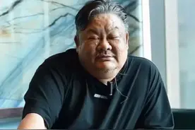 57岁林雪罕露面，肚皮大到像怀胎十月！曾曝落魄到演戏被喂烂提子图片