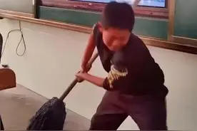 拿捏了！小学生课堂神还原爸爸拖地场景图片