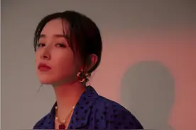 阚清子前男友纪凌尘秃头了，与新女伴合照曝光，油腻大叔范十足图片