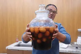 腌鸡蛋放多少盐？老辈人常用的水盐比例，个个起沙流油，咸淡适口图片