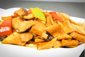 厨师长教你做香菇烧豆腐，一个简单窍门，豆腐绝不会粘锅视频封面