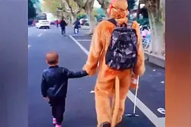 超暖心！为哄孙子开心，爷爷扮成孙猴子一起游西湖视频封面