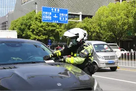 武汉交警请你尽快迁移封闭支次干道、重点区域违停车辆图片