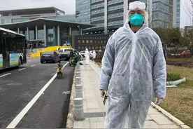 “爸爸抱抱！”10天没见的小女儿扑上来，战“疫”检察官却躲开了……图片