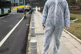 “爸爸抱抱！”10天没见的小女儿扑上来，战“疫”检察官却躲开了……图片
