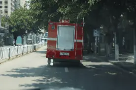 蒙自89岁老人掉入深水井 消防应急指挥车秒变“救护车”图片