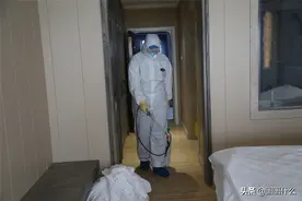 我在隔离酒店做“服务员”，每天累到衣服湿透，自嘲就当健身了图片