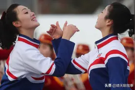 朝鲜旅行，女游客衣着短裙，街边引来无数围观图片