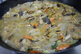 河南大叔山脚下养猪做大锅菜，10元一碗有肉有菜，老人都爱来吃图片